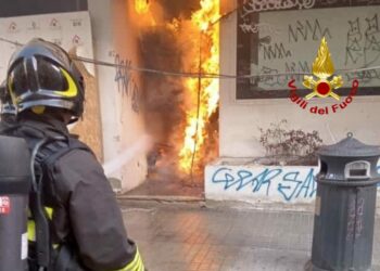 Incendio nel piano pilotis di uno stabile in ristrutturazione, nella via XX Settembre, a Cagliari, i vigili del fuoco spengono le fiamme e mettono in sicurezza la struttura 