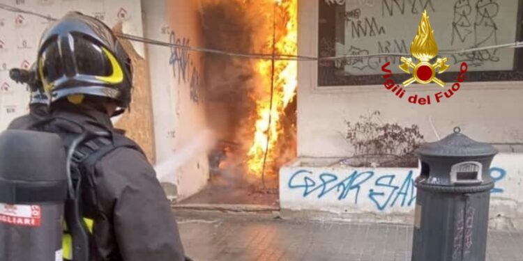 Incendio nel piano pilotis di uno stabile in ristrutturazione, nella via XX Settembre, a Cagliari, i vigili del fuoco spengono le fiamme e mettono in sicurezza la struttura 