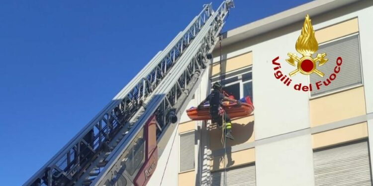 I vigili del fuoco del Comando di Cagliari sono intervenuti, su richiesta del servizio sanitario, per il soccorso di una persona