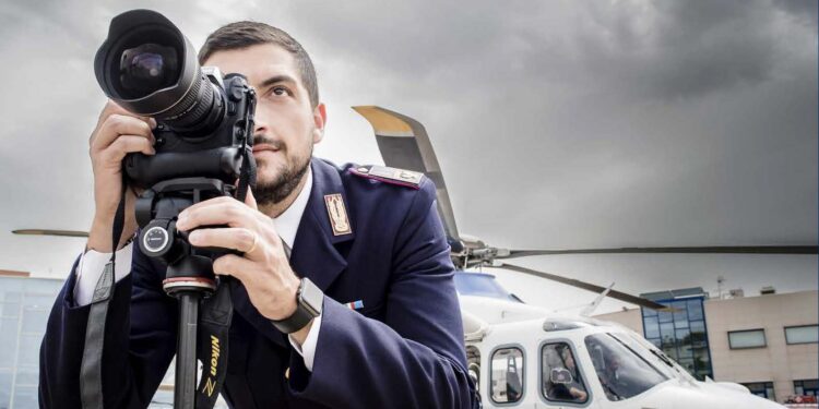 Il calendario della Polizia di Stato 2023 racconterà, attraverso gli scatti fotografici, l’attività delle poliziotte e dei poliziotti al servizio delle comunità
