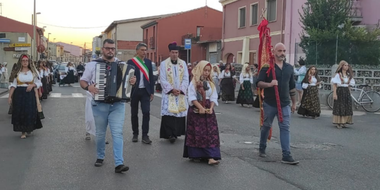 Le scalze di Cabras rinnovano la tradizione di Santu Srabadoeddu
