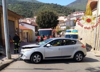 Bono: auto contro un palo, intervengono i vigili del fuoco