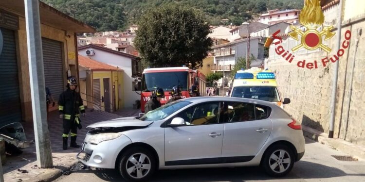 Bono: auto contro un palo, intervengono i vigili del fuoco