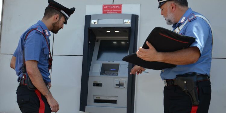 Un imprenditore 54enne cagliaritano è stato truffato online da un 72enne romano per l’acquisto di una Land Rover