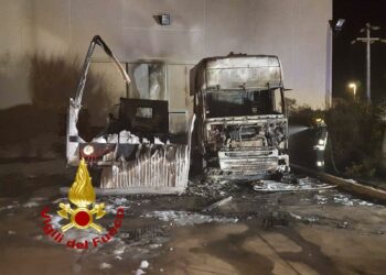 Olbia: a fuoco due camion parcheggiati all’esterno di un capannone nella zona industriale