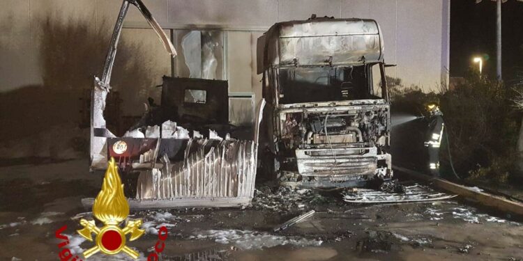 Olbia: a fuoco due camion parcheggiati all’esterno di un capannone nella zona industriale
