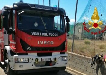 Baressa: a fuoco un magazzino, sul posto i vigili del fuoco