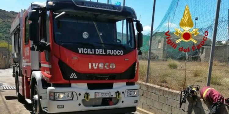 Baressa: a fuoco un magazzino, sul posto i vigili del fuoco