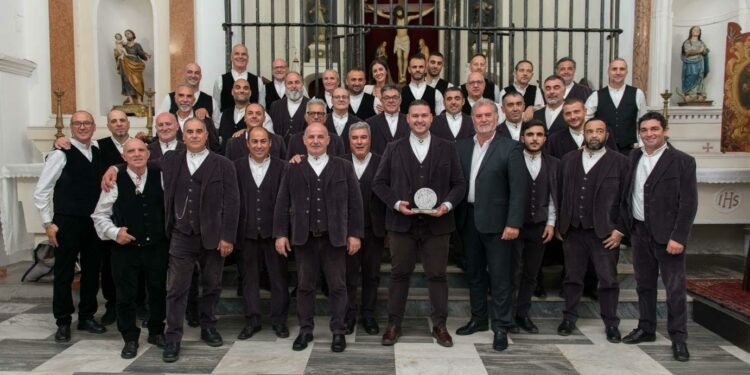 “Arrastos de Grassia” a Galtellì”: successo per l’esibizione del coro toscano Sardos in su coro