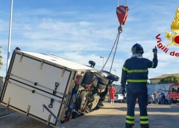 Terralba: un autocarro frigo si rovescia su un fianco, intervengono i vigili del fuoco