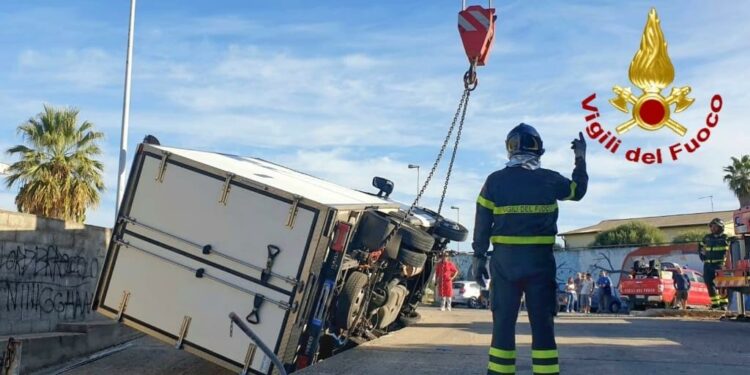 Terralba: un autocarro frigo si rovescia su un fianco, intervengono i vigili del fuoco