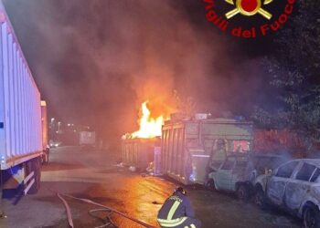 Sassari: container e macchine abbandonate a fuoco a Predda Niedda, sul posto i vigili del fuoco