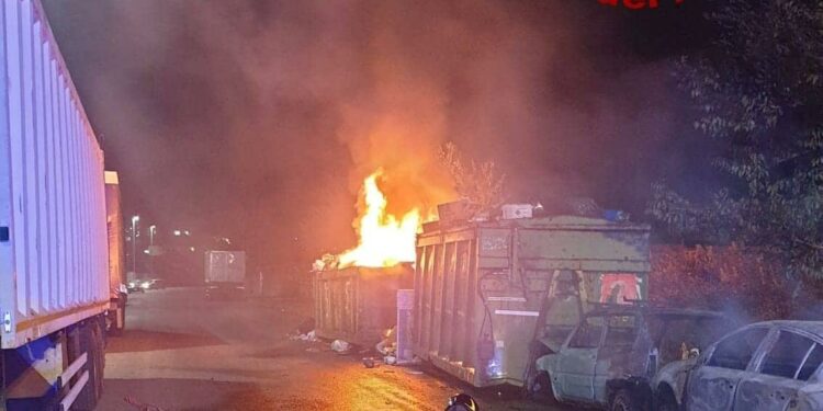 Sassari: container e macchine abbandonate a fuoco a Predda Niedda, sul posto i vigili del fuoco
