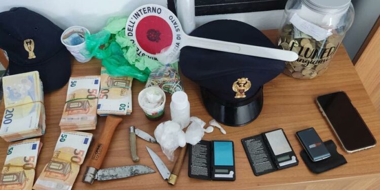 Detenzione di sostanze stupefacenti, arrestato un giovane