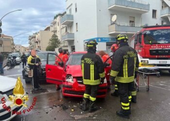 Alghero: incidente stradale tra via Leonardo Da Vinci e via Carrabuffas, sul posto i vigili del fuoco