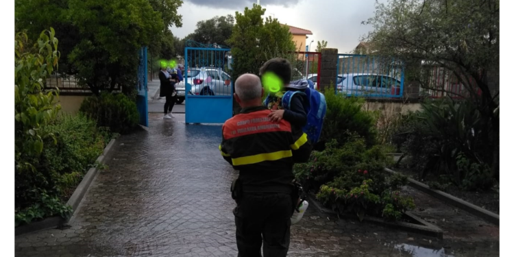 Siamanna, bambini e personale scolastico della scuola dell’infanzia sorpresi da un acquazzone: salvati dal Corpo forestale