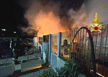 Olbia: a fuoco un’auto all’interno di un autolavaggio, sul posto i vigili del fuoco