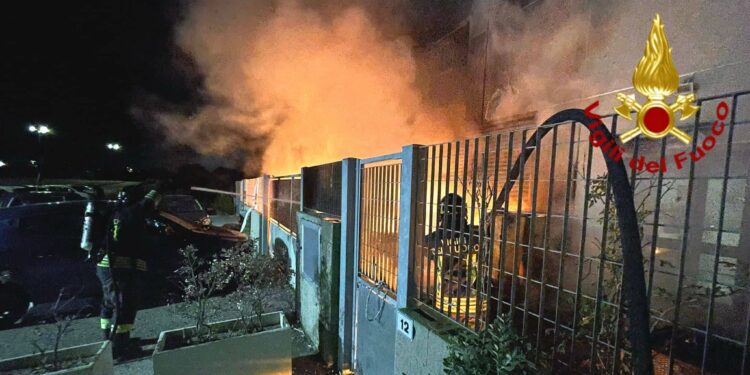 Olbia: a fuoco un’auto all’interno di un autolavaggio, sul posto i vigili del fuoco