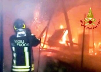 Selargius, vasto incendio di masserizie nella strada comunale bi’e Mesu, intervengono i vigili del fuoco