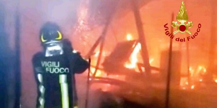 Selargius, vasto incendio di masserizie nella strada comunale bi’e Mesu, intervengono i vigili del fuoco