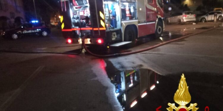 Palau: a fuoco un ristorante nel porto turistico, sul posto i vigili del fuoco