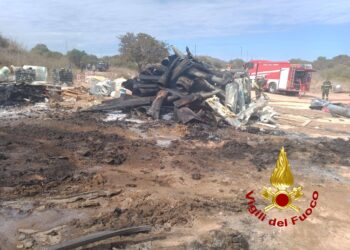 A fuoco una discarica di materiali per l’edilizia ad Olbia sud, sul posto i vigili del fuoco