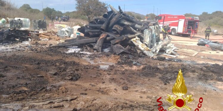 A fuoco una discarica di materiali per l’edilizia ad Olbia sud, sul posto i vigili del fuoco