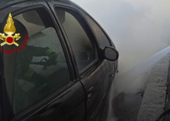 I vigili del fuoco sono intervenuti a Cagliari per spegnere l’incendio di un’auto in transito, nessun ferito