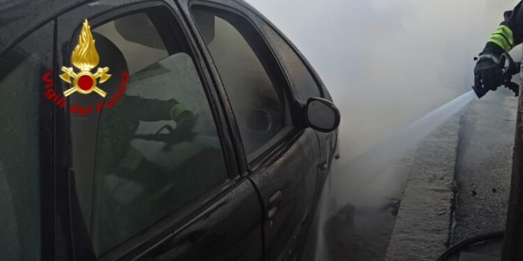 I vigili del fuoco sono intervenuti a Cagliari per spegnere l’incendio di un’auto in transito, nessun ferito