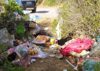Alghero: abbandona rifiuti in zona di elevato pregio naturalistico e storico, sanzionato un trasgressore
