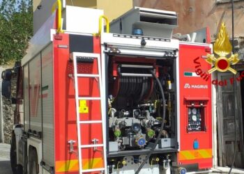 Isili: incendio di una struttura disabitata, sul posto i vigili del fuoco