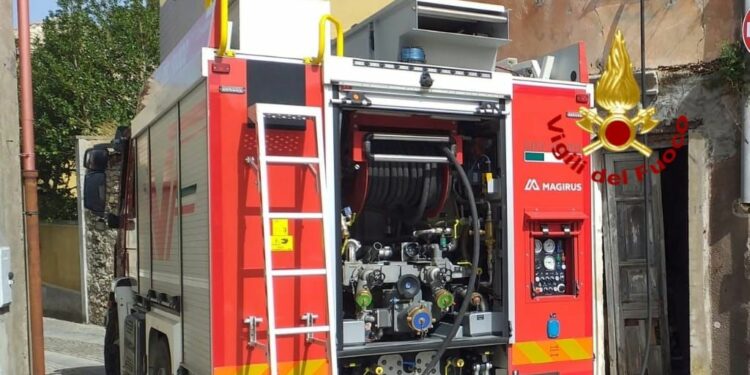 Isili: incendio di una struttura disabitata, sul posto i vigili del fuoco