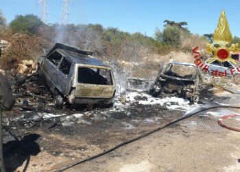 Sassari: incendio in un campo nomadi, sul posto i vigili del fuoco