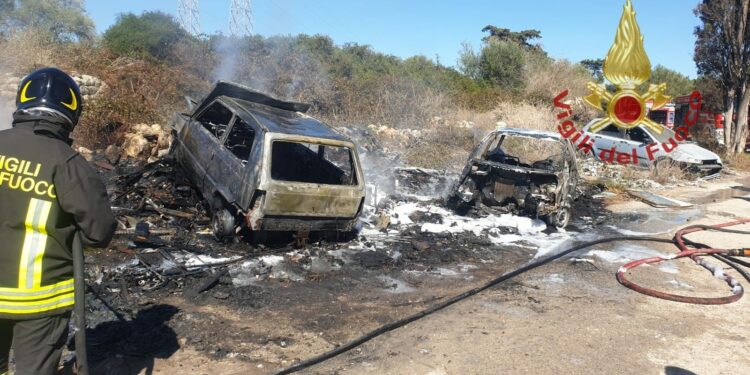 Sassari: incendio in un campo nomadi, sul posto i vigili del fuoco