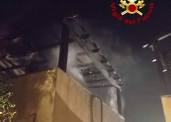 Palau: a fuoco la veranda di un appartamento di un residence, sul posto i vigili del fuoco