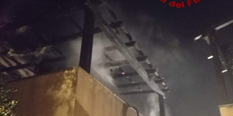 Palau: a fuoco la veranda di un appartamento di un residence, sul posto i vigili del fuoco