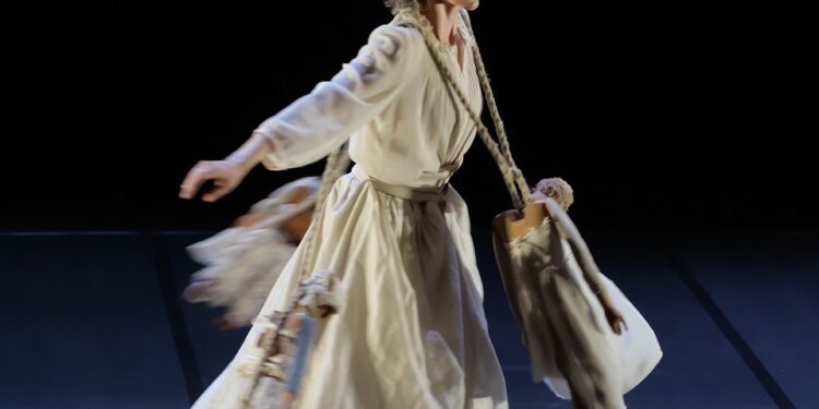 In tournée nell’Isola sotto le insegne del CeDAC “La sposa Blu”, uno spettacolo di e con Silvia Battaglio