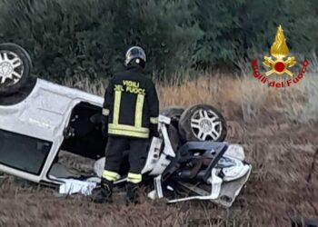 Incidente stradale sulla Statale 128, i vigili del fuoco hanno estratto una donna dall’auto ribaltata