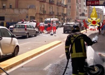 Grave incidente stradale in via Della Pineta, a Cagliari, i vigili del fuoco hanno spento l’incendio di una moto in fiamme