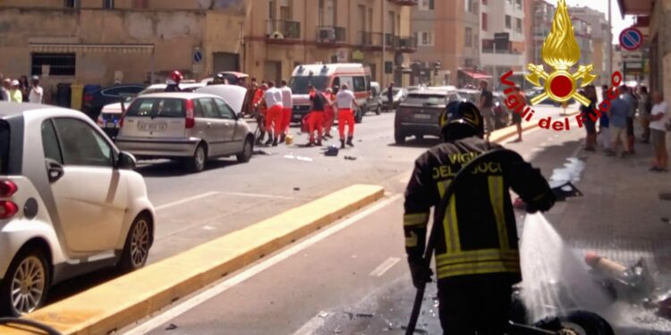 Grave incidente stradale in via Della Pineta, a Cagliari, i vigili del fuoco hanno spento l’incendio di una moto in fiamme