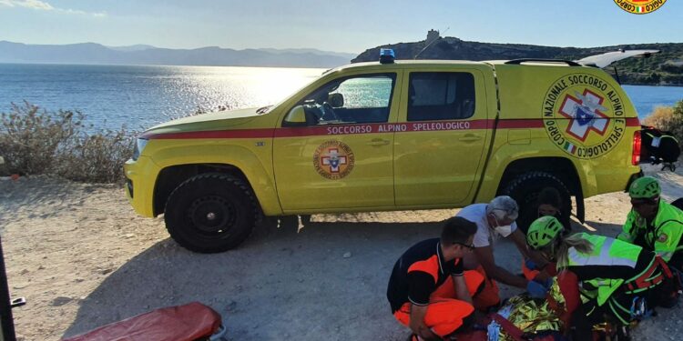 Cagliari: recuperato un ragazzo infortunato a Cala Mosca