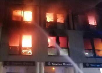 Incendio la notte scorsa, a Cagliari, al primo e secondo piano di uno stabile di 6 piani fuori terra