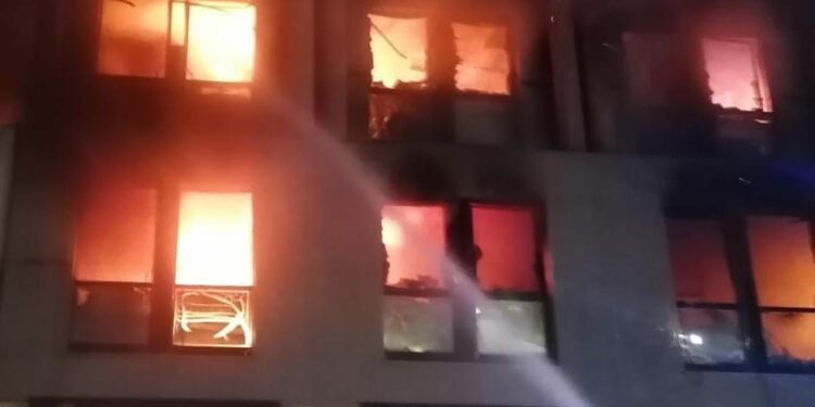 Incendio la notte scorsa, a Cagliari, al primo e secondo piano di uno stabile di 6 piani fuori terra