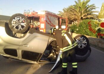 Incidente stradale nel centro abitato di Porto Torres, intervengono i vigili del fuoco
