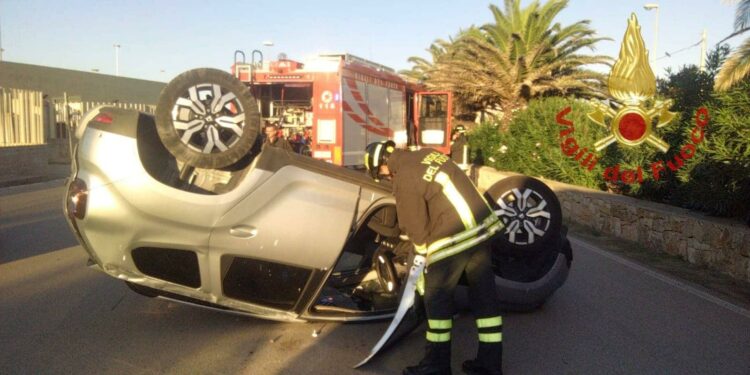 Incidente stradale nel centro abitato di Porto Torres, intervengono i vigili del fuoco