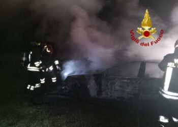 Paulilatino: a fuoco un’auto, intervengono i vigili del fuoco
