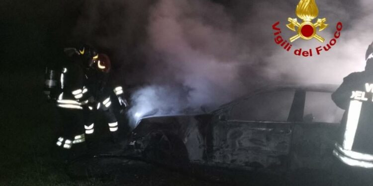 Paulilatino: a fuoco un’auto, intervengono i vigili del fuoco