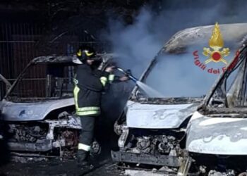 A Cagliari, incendio di autoveicoli all’interno di un piazzale appartenente ad un piccolo complesso di alcune attività commerciali