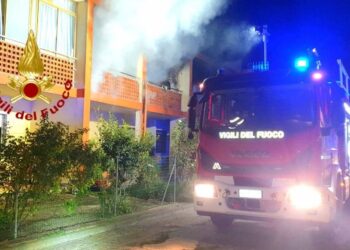 Uras: a fuoco un’abitazione in via Verdi, sul posto i vigili del fuoco