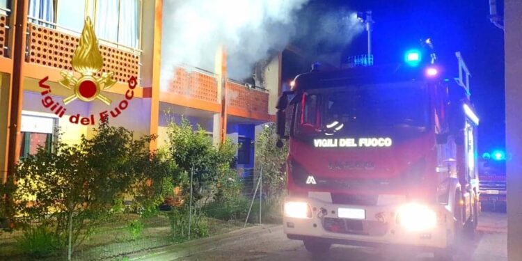 Uras: a fuoco un’abitazione in via Verdi, sul posto i vigili del fuoco